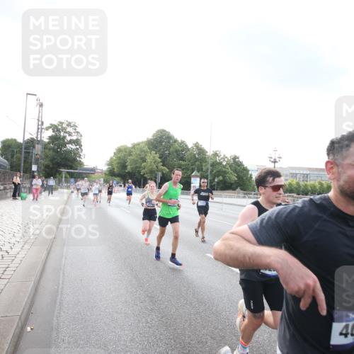 29.06.2025 - hella hamburg halbmarathon Jannik Wohlers http://msf.ph/oto/8141985 29.06.2025 09:45:05 Lombardsbrücke 57, 1758, 1990, 2689, 3043, 4050, 4129, 4679, 4698, 4749, 5070, 5328, 5746, 5826, 6358, 7272, 7389, 7481, 7651, 7723, 8209, 8883, 9137, 9381, 9571, 9634, 10017, 10171, 11413, 11857, 12234, 12691, 12988, 13618, 14028, 14395, 14466, 14784, 15621, 15672, 15826, 15887, 16711, 17151, 17175, 17374, 17802, 18099, 18102, 18177, 18692, 19194, 19202, 19203, 19204 meine-sportfotos.de
