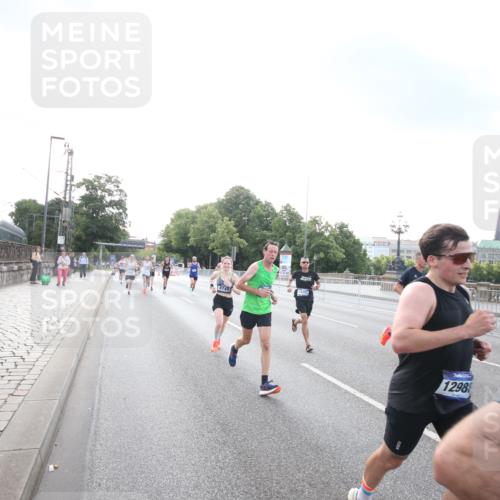 29.06.2025 - hella hamburg halbmarathon Jannik Wohlers http://msf.ph/oto/8141991 29.06.2025 09:45:05 Lombardsbrücke 57, 1758, 1990, 2689, 3043, 4050, 4129, 4679, 4698, 4749, 5070, 5328, 5746, 5826, 6358, 7272, 7389, 7481, 7651, 7723, 8209, 8883, 9137, 9381, 9571, 9634, 10017, 10171, 11413, 11857, 12234, 12691, 12988, 13618, 14028, 14395, 14466, 14784, 15621, 15672, 15826, 15887, 16711, 17151, 17175, 17374, 17802, 18099, 18102, 18177, 18692, 19194, 19202, 19203, 19204 meine-sportfotos.de