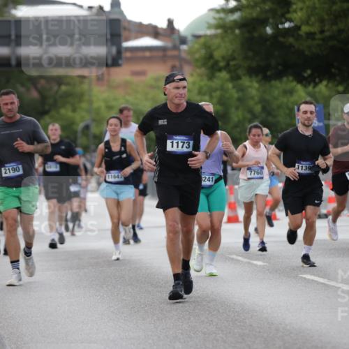 29.06.2025 - hella hamburg halbmarathon Jannik Wohlers http://msf.ph/oto/8141992 29.06.2025 10:07:13 Lombardsbrücke 1173, 1893, 2032, 2136, 2190, 3922, 4502, 4550, 5100, 6196, 7019, 7760, 9967, 10212, 10703, 11114, 11394, 11641, 12378, 15051, 15673, 16241, 16539, 17062, 18270, 18721, 19134 meine-sportfotos.de