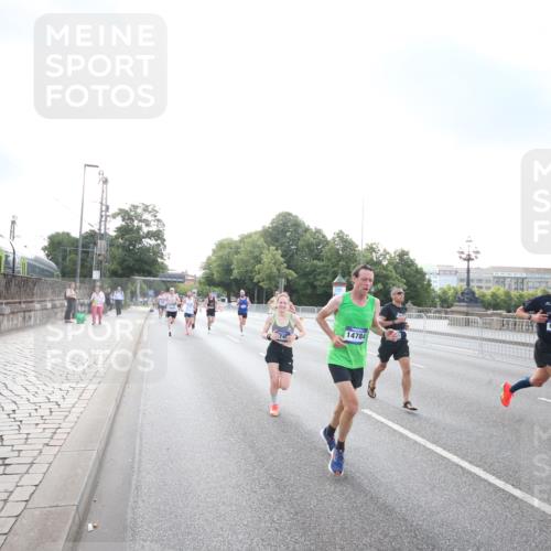 29.06.2025 - hella hamburg halbmarathon Jannik Wohlers http://msf.ph/oto/8142009 29.06.2025 09:45:05 Lombardsbrücke 57, 1758, 1990, 2689, 3043, 4050, 4129, 4679, 4698, 4749, 5070, 5328, 5746, 5826, 6358, 7272, 7389, 7481, 7651, 7723, 8209, 8883, 9137, 9381, 9571, 9634, 10017, 10171, 11413, 11857, 12234, 12691, 12988, 13618, 14028, 14395, 14466, 14784, 15621, 15672, 15826, 15887, 16711, 17151, 17175, 17374, 17802, 18099, 18102, 18177, 18692, 19194, 19202, 19203, 19204 meine-sportfotos.de
