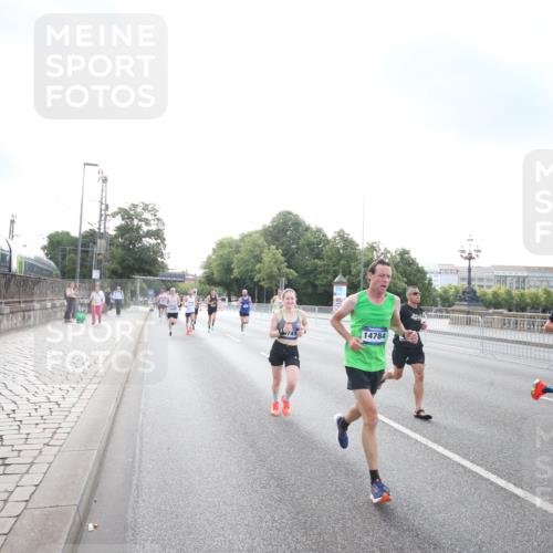29.06.2025 - hella hamburg halbmarathon Jannik Wohlers http://msf.ph/oto/8142017 29.06.2025 09:45:05 Lombardsbrücke 57, 1758, 1990, 2689, 3043, 4050, 4129, 4679, 4698, 4749, 5070, 5328, 5746, 5826, 6358, 7272, 7389, 7481, 7651, 7723, 8209, 8883, 9137, 9381, 9571, 9634, 10017, 10171, 11413, 11857, 12234, 12691, 12988, 13618, 14028, 14395, 14466, 14784, 15621, 15672, 15826, 15887, 16711, 17151, 17175, 17374, 17802, 18099, 18102, 18177, 18692, 19194, 19202, 19203, 19204 meine-sportfotos.de