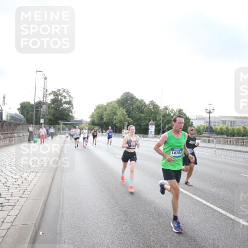 29.06.2025 - hella hamburg halbmarathon Jannik Wohlers http://msf.ph/oto/8142022 29.06.2025 09:45:05 Lombardsbrücke 57, 1758, 1990, 2689, 3043, 4050, 4129, 4679, 4698, 4749, 5070, 5328, 5746, 5826, 6358, 7272, 7389, 7481, 7651, 7723, 8209, 8883, 9137, 9381, 9571, 9634, 10017, 10171, 11413, 11857, 12234, 12691, 12988, 13618, 14028, 14395, 14466, 14784, 15621, 15672, 15826, 15887, 16711, 17151, 17175, 17374, 17802, 18099, 18102, 18177, 18692, 19194, 19202, 19203, 19204 meine-sportfotos.de
