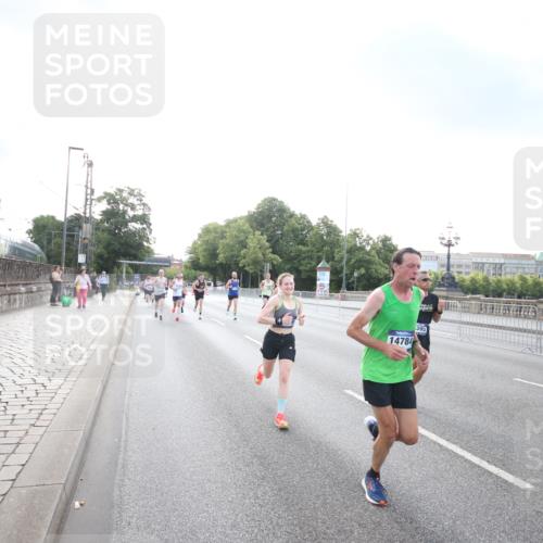29.06.2025 - hella hamburg halbmarathon Jannik Wohlers http://msf.ph/oto/8142027 29.06.2025 09:45:05 Lombardsbrücke 57, 1758, 1990, 2689, 3043, 4050, 4129, 4679, 4698, 4749, 5070, 5328, 5746, 5826, 6358, 7272, 7389, 7481, 7651, 7723, 8209, 8883, 9137, 9381, 9571, 9634, 10017, 10171, 11413, 11857, 12234, 12691, 12988, 13618, 14028, 14395, 14466, 14784, 15621, 15672, 15826, 15887, 16711, 17151, 17175, 17374, 17802, 18099, 18102, 18177, 18692, 19194, 19202, 19203, 19204 meine-sportfotos.de