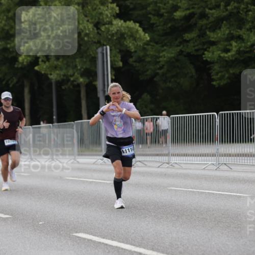 29.06.2025 - hella hamburg halbmarathon Jannik Wohlers http://msf.ph/oto/8142030 29.06.2025 10:07:16 Lombardsbrücke 1173, 1893, 2136, 2190, 3922, 4502, 5100, 6196, 6918, 7019, 7760, 9071, 9967, 10212, 10703, 11114, 11394, 11641, 12378, 16241, 16539, 16915, 18270, 18721, 19134 meine-sportfotos.de