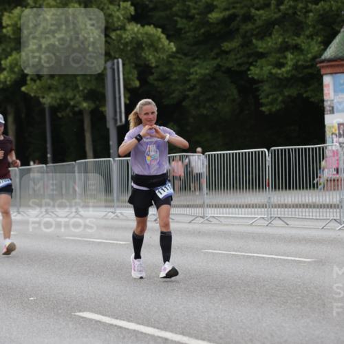 29.06.2025 - hella hamburg halbmarathon Jannik Wohlers http://msf.ph/oto/8142040 29.06.2025 10:07:16 Lombardsbrücke 1173, 1893, 2136, 2190, 3922, 4502, 5100, 6196, 6918, 7019, 7760, 9071, 9967, 10212, 10703, 11114, 11394, 11641, 12378, 16241, 16539, 16915, 18270, 18721, 19134 meine-sportfotos.de