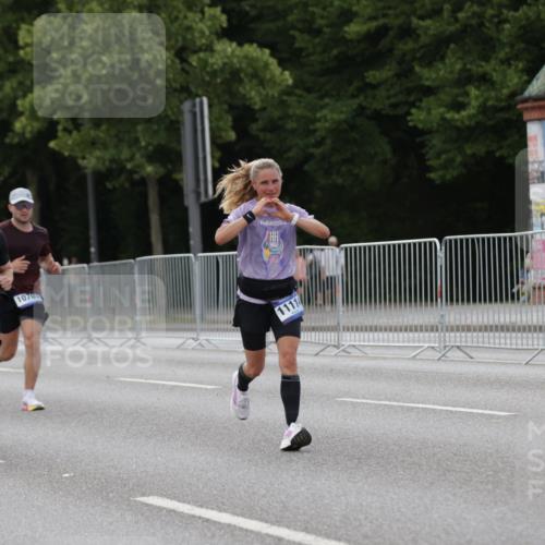 29.06.2025 - hella hamburg halbmarathon Jannik Wohlers http://msf.ph/oto/8142045 29.06.2025 10:07:16 Lombardsbrücke 1173, 1893, 2136, 2190, 3922, 4502, 5100, 6196, 6918, 7019, 7760, 9071, 9967, 10212, 10703, 11114, 11394, 11641, 12378, 16241, 16539, 16915, 18270, 18721, 19134 meine-sportfotos.de
