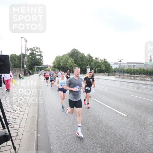 29.06.2025 - hella hamburg halbmarathon Jannik Wohlers http://msf.ph/oto/8142048 29.06.2025 09:45:21 Lombardsbrücke 1686, 1707, 2689, 4129, 4679, 5187, 5550, 6878, 7965, 8190, 10017, 10270, 10484, 10876, 11120, 12232, 12308, 12691, 13066, 13343, 13618, 13686, 14466, 14549, 14622, 15826, 15887, 16712, 16724, 16755, 17117, 17151, 17191, 17197, 18135, 18177 meine-sportfotos.de