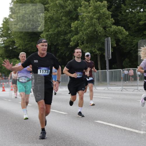 29.06.2025 - hella hamburg halbmarathon Jannik Wohlers http://msf.ph/oto/8142055 29.06.2025 10:07:17 Lombardsbrücke 1173, 1893, 2136, 2190, 3922, 4502, 5100, 6196, 6918, 7019, 7760, 9071, 9967, 10212, 10703, 11114, 11394, 11641, 12378, 16241, 16539, 16915, 18270, 18721, 19134 meine-sportfotos.de