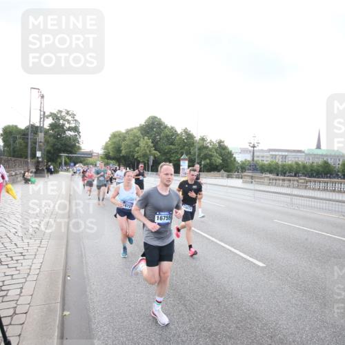 29.06.2025 - hella hamburg halbmarathon Jannik Wohlers http://msf.ph/oto/8142058 29.06.2025 09:45:21 Lombardsbrücke 1686, 1707, 2689, 4129, 4679, 5187, 5550, 6878, 7965, 8190, 10017, 10270, 10484, 10876, 11120, 12232, 12308, 12691, 13066, 13343, 13618, 13686, 14466, 14549, 14622, 15826, 15887, 16712, 16724, 16755, 17117, 17151, 17191, 17197, 18135, 18177 meine-sportfotos.de