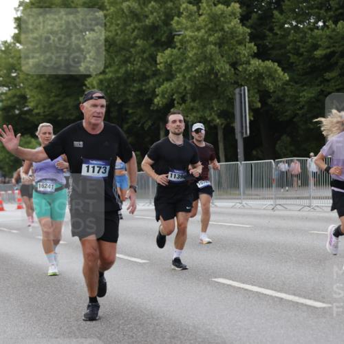 29.06.2025 - hella hamburg halbmarathon Jannik Wohlers http://msf.ph/oto/8142062 29.06.2025 10:07:17 Lombardsbrücke 1173, 1893, 2136, 2190, 3922, 4502, 5100, 6196, 6918, 7019, 7760, 9071, 9967, 10212, 10703, 11114, 11394, 11641, 12378, 16241, 16539, 16915, 18270, 18721, 19134 meine-sportfotos.de