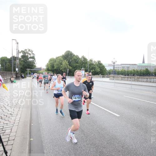29.06.2025 - hella hamburg halbmarathon Jannik Wohlers http://msf.ph/oto/8142063 29.06.2025 09:45:21 Lombardsbrücke 1686, 1707, 2689, 4129, 4679, 5187, 5550, 6878, 7965, 8190, 10017, 10270, 10484, 10876, 11120, 12232, 12308, 12691, 13066, 13343, 13618, 13686, 14466, 14549, 14622, 15826, 15887, 16712, 16724, 16755, 17117, 17151, 17191, 17197, 18135, 18177 meine-sportfotos.de