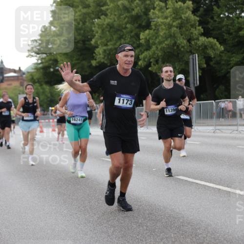 29.06.2025 - hella hamburg halbmarathon Jannik Wohlers http://msf.ph/oto/8142067 29.06.2025 10:07:18 Lombardsbrücke 1173, 1893, 2136, 2190, 3922, 4502, 5100, 6918, 7019, 7760, 9071, 10212, 10703, 11114, 11394, 11641, 12378, 12789, 16241, 16539, 16915, 18270, 18721, 19134 meine-sportfotos.de