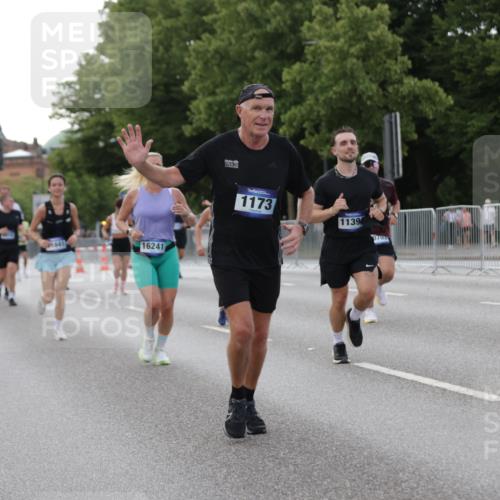 29.06.2025 - hella hamburg halbmarathon Jannik Wohlers http://msf.ph/oto/8142069 29.06.2025 10:07:18 Lombardsbrücke 1173, 1893, 2136, 2190, 3922, 4502, 5100, 6918, 7019, 7760, 9071, 10212, 10703, 11114, 11394, 11641, 12378, 12789, 16241, 16539, 16915, 18270, 18721, 19134 meine-sportfotos.de