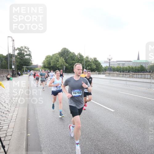 29.06.2025 - hella hamburg halbmarathon Jannik Wohlers http://msf.ph/oto/8142070 29.06.2025 09:45:21 Lombardsbrücke 1686, 1707, 2689, 4129, 4679, 5187, 5550, 6878, 7965, 8190, 10017, 10270, 10484, 10876, 11120, 12232, 12308, 12691, 13066, 13343, 13618, 13686, 14466, 14549, 14622, 15826, 15887, 16712, 16724, 16755, 17117, 17151, 17191, 17197, 18135, 18177 meine-sportfotos.de