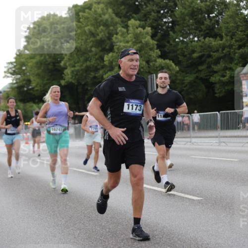 29.06.2025 - hella hamburg halbmarathon Jannik Wohlers http://msf.ph/oto/8142074 29.06.2025 10:07:18 Lombardsbrücke 1173, 1893, 2136, 2190, 3922, 4502, 5100, 6918, 7019, 7760, 9071, 10212, 10703, 11114, 11394, 11641, 12378, 12789, 16241, 16539, 16915, 18270, 18721, 19134 meine-sportfotos.de