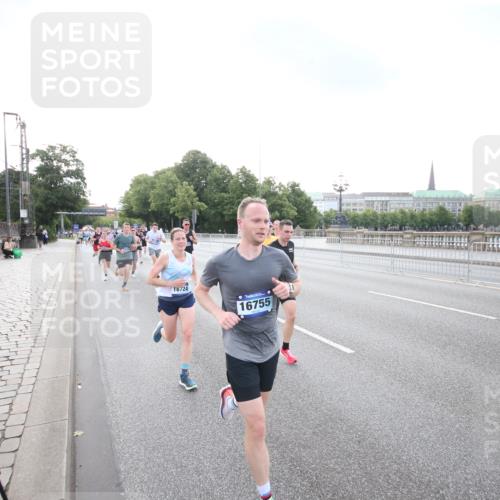 29.06.2025 - hella hamburg halbmarathon Jannik Wohlers http://msf.ph/oto/8142075 29.06.2025 09:45:21 Lombardsbrücke 1686, 1707, 2689, 4129, 4679, 5187, 5550, 6878, 7965, 8190, 10017, 10270, 10484, 10876, 11120, 12232, 12308, 12691, 13066, 13343, 13618, 13686, 14466, 14549, 14622, 15826, 15887, 16712, 16724, 16755, 17117, 17151, 17191, 17197, 18135, 18177 meine-sportfotos.de