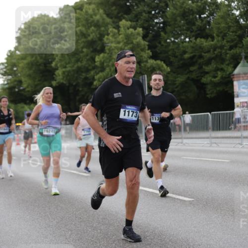 29.06.2025 - hella hamburg halbmarathon Jannik Wohlers http://msf.ph/oto/8142076 29.06.2025 10:07:18 Lombardsbrücke 1173, 1893, 2136, 2190, 3922, 4502, 5100, 6918, 7019, 7760, 9071, 10212, 10703, 11114, 11394, 11641, 12378, 12789, 16241, 16539, 16915, 18270, 18721, 19134 meine-sportfotos.de