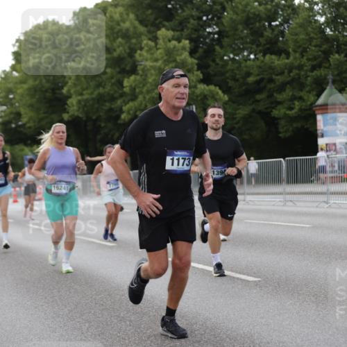 29.06.2025 - hella hamburg halbmarathon Jannik Wohlers http://msf.ph/oto/8142080 29.06.2025 10:07:18 Lombardsbrücke 1173, 1893, 2136, 2190, 3922, 4502, 5100, 6918, 7019, 7760, 9071, 10212, 10703, 11114, 11394, 11641, 12378, 12789, 16241, 16539, 16915, 18270, 18721, 19134 meine-sportfotos.de