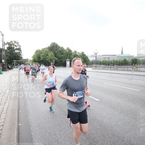 29.06.2025 - hella hamburg halbmarathon Jannik Wohlers http://msf.ph/oto/8142082 29.06.2025 09:45:21 Lombardsbrücke 1686, 1707, 2689, 4129, 4679, 5187, 5550, 6878, 7965, 8190, 10017, 10270, 10484, 10876, 11120, 12232, 12308, 12691, 13066, 13343, 13618, 13686, 14466, 14549, 14622, 15826, 15887, 16712, 16724, 16755, 17117, 17151, 17191, 17197, 18135, 18177 meine-sportfotos.de