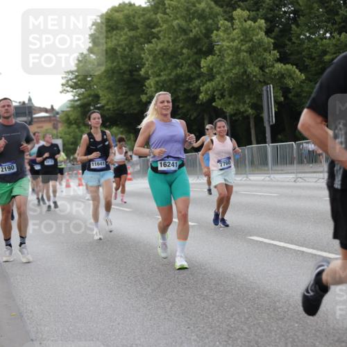 29.06.2025 - hella hamburg halbmarathon Jannik Wohlers http://msf.ph/oto/8142083 29.06.2025 10:07:19 Lombardsbrücke 1173, 2136, 2190, 2309, 3328, 3922, 4502, 5100, 6918, 7019, 7760, 9071, 9966, 10212, 10703, 11114, 11394, 11641, 12378, 12789, 16241, 16539, 16915, 18270, 18721, 19134 meine-sportfotos.de