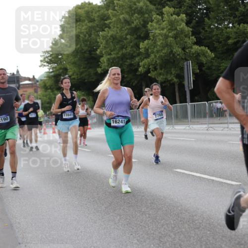 29.06.2025 - hella hamburg halbmarathon Jannik Wohlers http://msf.ph/oto/8142084 29.06.2025 10:07:19 Lombardsbrücke 1173, 2136, 2190, 2309, 3328, 3922, 4502, 5100, 6918, 7019, 7760, 9071, 9966, 10212, 10703, 11114, 11394, 11641, 12378, 12789, 16241, 16539, 16915, 18270, 18721, 19134 meine-sportfotos.de