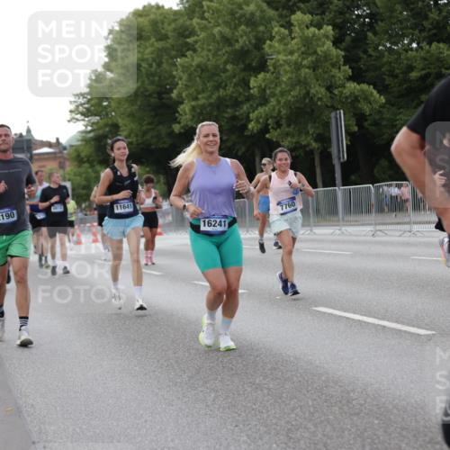 29.06.2025 - hella hamburg halbmarathon Jannik Wohlers http://msf.ph/oto/8142088 29.06.2025 10:07:19 Lombardsbrücke 1173, 2136, 2190, 2309, 3328, 3922, 4502, 5100, 6918, 7019, 7760, 9071, 9966, 10212, 10703, 11114, 11394, 11641, 12378, 12789, 16241, 16539, 16915, 18270, 18721, 19134 meine-sportfotos.de