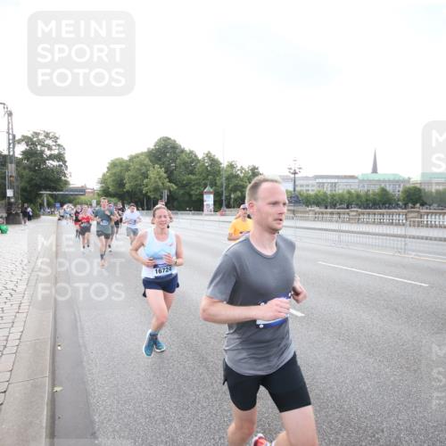 29.06.2025 - hella hamburg halbmarathon Jannik Wohlers http://msf.ph/oto/8142090 29.06.2025 09:45:21 Lombardsbrücke 1686, 1707, 2689, 4129, 4679, 5187, 5550, 6878, 7965, 8190, 10017, 10270, 10484, 10876, 11120, 12232, 12308, 12691, 13066, 13343, 13618, 13686, 14466, 14549, 14622, 15826, 15887, 16712, 16724, 16755, 17117, 17151, 17191, 17197, 18135, 18177 meine-sportfotos.de