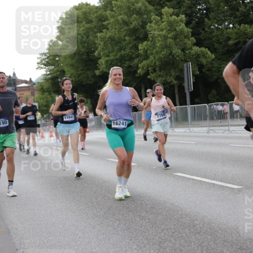 29.06.2025 - hella hamburg halbmarathon Jannik Wohlers http://msf.ph/oto/8142092 29.06.2025 10:07:19 Lombardsbrücke 1173, 2136, 2190, 2309, 3328, 3922, 4502, 5100, 6918, 7019, 7760, 9071, 9966, 10212, 10703, 11114, 11394, 11641, 12378, 12789, 16241, 16539, 16915, 18270, 18721, 19134 meine-sportfotos.de