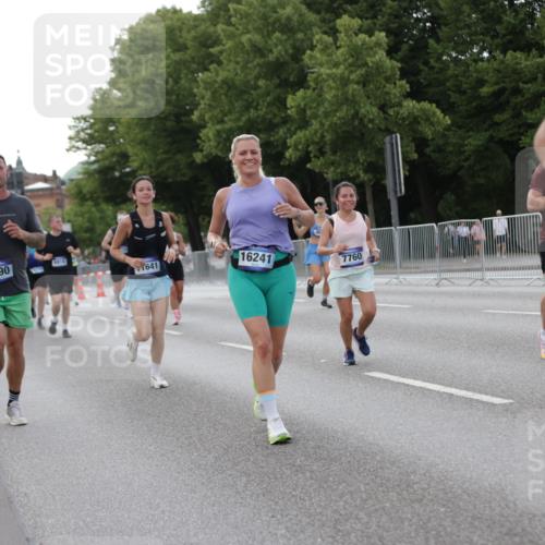 29.06.2025 - hella hamburg halbmarathon Jannik Wohlers http://msf.ph/oto/8142101 29.06.2025 10:07:19 Lombardsbrücke 1173, 2136, 2190, 2309, 3328, 3922, 4502, 5100, 6918, 7019, 7760, 9071, 9966, 10212, 10703, 11114, 11394, 11641, 12378, 12789, 16241, 16539, 16915, 18270, 18721, 19134 meine-sportfotos.de
