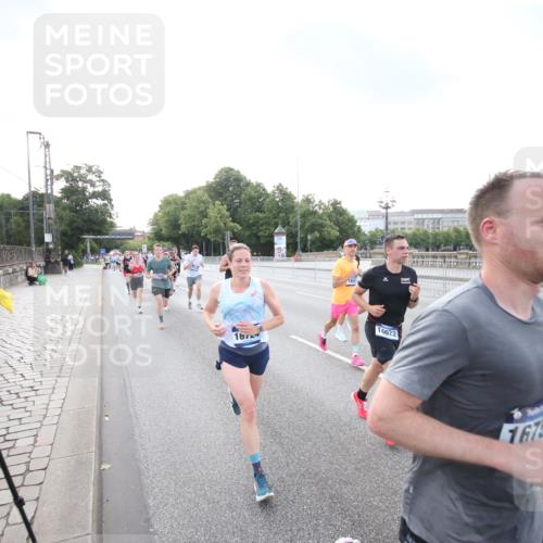 29.06.2025 - hella hamburg halbmarathon Jannik Wohlers http://msf.ph/oto/8142104 29.06.2025 09:45:21 Lombardsbrücke 1686, 1707, 2689, 4129, 4679, 5187, 5550, 6878, 7965, 8190, 10017, 10270, 10484, 10876, 11120, 12232, 12308, 12691, 13066, 13343, 13618, 13686, 14466, 14549, 14622, 15826, 15887, 16712, 16724, 16755, 17117, 17151, 17191, 17197, 18135, 18177 meine-sportfotos.de