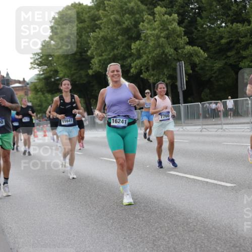 29.06.2025 - hella hamburg halbmarathon Jannik Wohlers http://msf.ph/oto/8142107 29.06.2025 10:07:19 Lombardsbrücke 1173, 2136, 2190, 2309, 3328, 3922, 4502, 5100, 6918, 7019, 7760, 9071, 9966, 10212, 10703, 11114, 11394, 11641, 12378, 12789, 16241, 16539, 16915, 18270, 18721, 19134 meine-sportfotos.de
