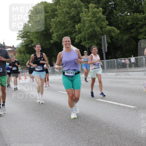29.06.2025 - hella hamburg halbmarathon Jannik Wohlers http://msf.ph/oto/8142109 29.06.2025 10:07:19 Lombardsbrücke 1173, 2136, 2190, 2309, 3328, 3922, 4502, 5100, 6918, 7019, 7760, 9071, 9966, 10212, 10703, 11114, 11394, 11641, 12378, 12789, 16241, 16539, 16915, 18270, 18721, 19134 meine-sportfotos.de