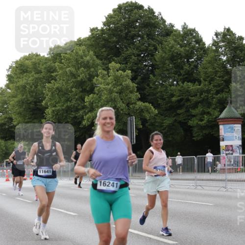 29.06.2025 - hella hamburg halbmarathon Jannik Wohlers http://msf.ph/oto/8142116 29.06.2025 10:07:20 Lombardsbrücke 1079, 1173, 2136, 2190, 2309, 3328, 3922, 4502, 5100, 6918, 7019, 7760, 9071, 9966, 10212, 10703, 11114, 11394, 11641, 12378, 12789, 16241, 16539, 16915, 18270, 18721, 19134 meine-sportfotos.de