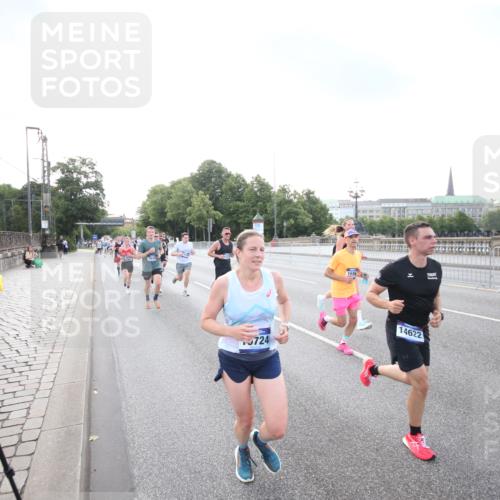 29.06.2025 - hella hamburg halbmarathon Jannik Wohlers http://msf.ph/oto/8142119 29.06.2025 09:45:21 Lombardsbrücke 1686, 1707, 2689, 4129, 4679, 5187, 5550, 6878, 7965, 8190, 10017, 10270, 10484, 10876, 11120, 12232, 12308, 12691, 13066, 13343, 13618, 13686, 14466, 14549, 14622, 15826, 15887, 16712, 16724, 16755, 17117, 17151, 17191, 17197, 18135, 18177 meine-sportfotos.de