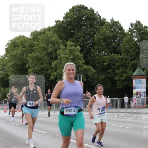 29.06.2025 - hella hamburg halbmarathon Jannik Wohlers http://msf.ph/oto/8142123 29.06.2025 10:07:20 Lombardsbrücke 1079, 1173, 2136, 2190, 2309, 3328, 3922, 4502, 5100, 6918, 7019, 7760, 9071, 9966, 10212, 10703, 11114, 11394, 11641, 12378, 12789, 16241, 16539, 16915, 18270, 18721, 19134 meine-sportfotos.de