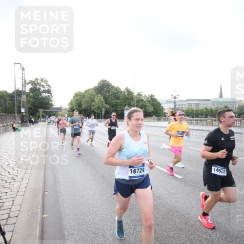 29.06.2025 - hella hamburg halbmarathon Jannik Wohlers http://msf.ph/oto/8142129 29.06.2025 09:45:21 Lombardsbrücke 1686, 1707, 2689, 4129, 4679, 5187, 5550, 6878, 7965, 8190, 10017, 10270, 10484, 10876, 11120, 12232, 12308, 12691, 13066, 13343, 13618, 13686, 14466, 14549, 14622, 15826, 15887, 16712, 16724, 16755, 17117, 17151, 17191, 17197, 18135, 18177 meine-sportfotos.de