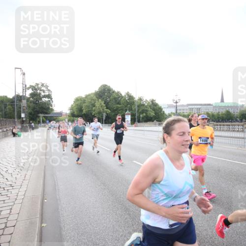 29.06.2025 - hella hamburg halbmarathon Jannik Wohlers http://msf.ph/oto/8142142 29.06.2025 09:45:22 Lombardsbrücke 1686, 1707, 2689, 4679, 5187, 5550, 6878, 7880, 7965, 8190, 10017, 10270, 10484, 10876, 11120, 12232, 12308, 12691, 13066, 13167, 13343, 13618, 13686, 14466, 14549, 14622, 15507, 15826, 15887, 16712, 16724, 16755, 17117, 17151, 17191, 17197, 18135, 18177 meine-sportfotos.de