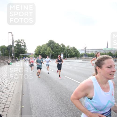 29.06.2025 - hella hamburg halbmarathon Jannik Wohlers http://msf.ph/oto/8142147 29.06.2025 09:45:22 Lombardsbrücke 1686, 1707, 2689, 4679, 5187, 5550, 6878, 7880, 7965, 8190, 10017, 10270, 10484, 10876, 11120, 12232, 12308, 12691, 13066, 13167, 13343, 13618, 13686, 14466, 14549, 14622, 15507, 15826, 15887, 16712, 16724, 16755, 17117, 17151, 17191, 17197, 18135, 18177 meine-sportfotos.de