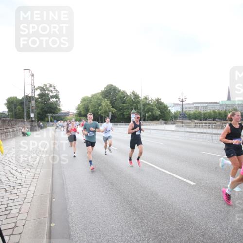 29.06.2025 - hella hamburg halbmarathon Jannik Wohlers http://msf.ph/oto/8142158 29.06.2025 09:45:22 Lombardsbrücke 1686, 1707, 2689, 4679, 5187, 5550, 6878, 7880, 7965, 8190, 10017, 10270, 10484, 10876, 11120, 12232, 12308, 12691, 13066, 13167, 13343, 13618, 13686, 14466, 14549, 14622, 15507, 15826, 15887, 16712, 16724, 16755, 17117, 17151, 17191, 17197, 18135, 18177 meine-sportfotos.de