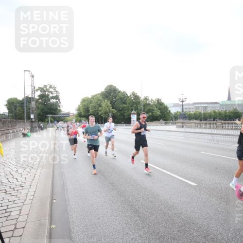 29.06.2025 - hella hamburg halbmarathon Jannik Wohlers http://msf.ph/oto/8142164 29.06.2025 09:45:22 Lombardsbrücke 1686, 1707, 2689, 4679, 5187, 5550, 6878, 7880, 7965, 8190, 10017, 10270, 10484, 10876, 11120, 12232, 12308, 12691, 13066, 13167, 13343, 13618, 13686, 14466, 14549, 14622, 15507, 15826, 15887, 16712, 16724, 16755, 17117, 17151, 17191, 17197, 18135, 18177 meine-sportfotos.de