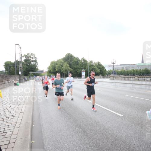 29.06.2025 - hella hamburg halbmarathon Jannik Wohlers http://msf.ph/oto/8142171 29.06.2025 09:45:22 Lombardsbrücke 1686, 1707, 2689, 4679, 5187, 5550, 6878, 7880, 7965, 8190, 10017, 10270, 10484, 10876, 11120, 12232, 12308, 12691, 13066, 13167, 13343, 13618, 13686, 14466, 14549, 14622, 15507, 15826, 15887, 16712, 16724, 16755, 17117, 17151, 17191, 17197, 18135, 18177 meine-sportfotos.de