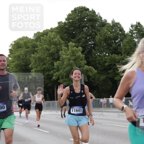 29.06.2025 - hella hamburg halbmarathon Jannik Wohlers http://msf.ph/oto/8142179 29.06.2025 10:07:21 Lombardsbrücke 1079, 1173, 2136, 2190, 2309, 3328, 3922, 4502, 5100, 6918, 7019, 7760, 9071, 9966, 10212, 10703, 11114, 11394, 11641, 12378, 12789, 16241, 16539, 16915, 18270, 18721, 19134 meine-sportfotos.de
