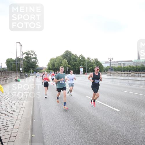 29.06.2025 - hella hamburg halbmarathon Jannik Wohlers http://msf.ph/oto/8142184 29.06.2025 09:45:22 Lombardsbrücke 1686, 1707, 2689, 4679, 5187, 5550, 6878, 7880, 7965, 8190, 10017, 10270, 10484, 10876, 11120, 12232, 12308, 12691, 13066, 13167, 13343, 13618, 13686, 14466, 14549, 14622, 15507, 15826, 15887, 16712, 16724, 16755, 17117, 17151, 17191, 17197, 18135, 18177 meine-sportfotos.de