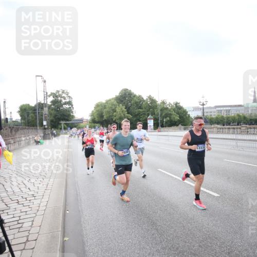 29.06.2025 - hella hamburg halbmarathon Jannik Wohlers http://msf.ph/oto/8142190 29.06.2025 09:45:22 Lombardsbrücke 1686, 1707, 2689, 4679, 5187, 5550, 6878, 7880, 7965, 8190, 10017, 10270, 10484, 10876, 11120, 12232, 12308, 12691, 13066, 13167, 13343, 13618, 13686, 14466, 14549, 14622, 15507, 15826, 15887, 16712, 16724, 16755, 17117, 17151, 17191, 17197, 18135, 18177 meine-sportfotos.de