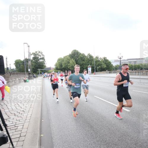 29.06.2025 - hella hamburg halbmarathon Jannik Wohlers http://msf.ph/oto/8142197 29.06.2025 09:45:23 Lombardsbrücke 1080, 1686, 1707, 1894, 2689, 4679, 5187, 5550, 6878, 7880, 7965, 8190, 10017, 10270, 10484, 10876, 11120, 12232, 12308, 12691, 13066, 13167, 13343, 13618, 13686, 13754, 14167, 14466, 14549, 14622, 15507, 15826, 15887, 16712, 16724, 16755, 17117, 17151, 17191, 17197, 18135, 18177 meine-sportfotos.de