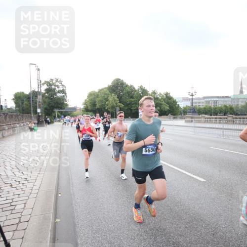29.06.2025 - hella hamburg halbmarathon Jannik Wohlers http://msf.ph/oto/8142204 29.06.2025 09:45:23 Lombardsbrücke 1080, 1686, 1707, 1894, 2689, 4679, 5187, 5550, 6878, 7880, 7965, 8190, 10017, 10270, 10484, 10876, 11120, 12232, 12308, 12691, 13066, 13167, 13343, 13618, 13686, 13754, 14167, 14466, 14549, 14622, 15507, 15826, 15887, 16712, 16724, 16755, 17117, 17151, 17191, 17197, 18135, 18177 meine-sportfotos.de