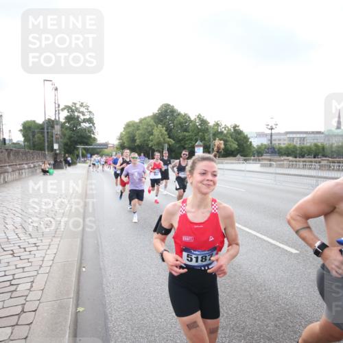29.06.2025 - hella hamburg halbmarathon Jannik Wohlers http://msf.ph/oto/8142251 29.06.2025 09:45:24 Lombardsbrücke 1080, 1686, 1707, 1894, 2460, 4679, 5187, 5550, 6878, 7880, 7965, 8190, 10270, 10484, 10876, 11120, 12232, 12308, 12681, 13066, 13167, 13343, 13618, 13686, 13754, 14167, 14466, 14549, 14622, 15326, 15507, 15835, 15887, 16712, 16724, 16755, 17117, 17191, 17197, 17322, 18135, 18177 meine-sportfotos.de