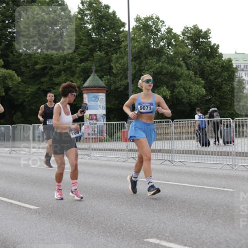 29.06.2025 - hella hamburg halbmarathon Jannik Wohlers http://msf.ph/oto/8142255 29.06.2025 10:07:24 Lombardsbrücke 1079, 1173, 2136, 2190, 2309, 3328, 4228, 4502, 4864, 5100, 5287, 6918, 7760, 9071, 9966, 10212, 10703, 11114, 11394, 11641, 12378, 12789, 13458, 16241, 16539, 16915, 18270, 18531, 18721, 19134 meine-sportfotos.de