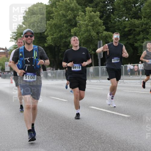 29.06.2025 - hella hamburg halbmarathon Jannik Wohlers http://msf.ph/oto/8142259 29.06.2025 10:07:25 Lombardsbrücke 1079, 1173, 2190, 2309, 3328, 4228, 4502, 4864, 5100, 5287, 6918, 7760, 9071, 9966, 10212, 10703, 11114, 11394, 11641, 12378, 12789, 13458, 15785, 16241, 16539, 16809, 16915, 18270, 18531, 18721, 19134 meine-sportfotos.de