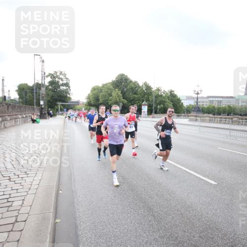 29.06.2025 - hella hamburg halbmarathon Jannik Wohlers http://msf.ph/oto/8142269 29.06.2025 09:45:24 Lombardsbrücke 1080, 1686, 1707, 1894, 2460, 4679, 5187, 5550, 6878, 7880, 7965, 8190, 10270, 10484, 10876, 11120, 12232, 12308, 12681, 13066, 13167, 13343, 13618, 13686, 13754, 14167, 14466, 14549, 14622, 15326, 15507, 15835, 15887, 16712, 16724, 16755, 17117, 17191, 17197, 17322, 18135, 18177 meine-sportfotos.de